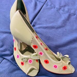 Size 8  BCBGirls Docre mesh floral embroidery peep toe pumps